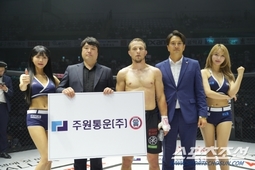 김선식 대표, 전용기 국회의원, 승리한 러시아 선수에 