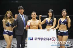 주원통운 최병성 부장, 승리한 양지용에게 트로피 시상[