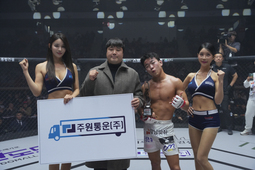 주원통운 김선식 대표, 승리한 이정현에게 트로피 시상[