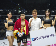 주원지엘에스 안종원 전무, 승리한 으르스켈디에게 트로피 시상[로드FC]