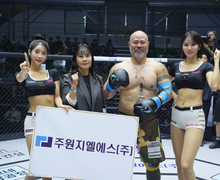 주원지엘에스 김나연 팀장, 승리한 금광산에게 트로피 시상[로드FC]