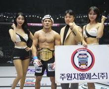 주원지엘에스 정승환 팀장, 챔피언 두이세예프에게 트로피 시상