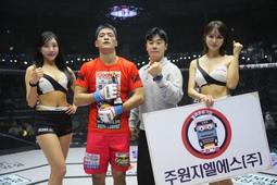 주원지엘에스 이진영 부장, 승리한 김민형에게 트로피 시