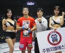 주원지엘에스 이진영 부장, 승리한 김민형에게 트로피 시상