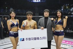주원지엘에스 김선식 대표, 하라구치 신에게 승리 트로피