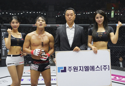 주원지엘에스 옥기성 사업단장, 승리한 박재성에게 트로피