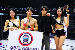 주원지엘에스 김동현 팀장, 승리한 최영찬에게 트로피 시