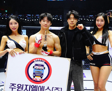 주원지엘에스 김동현 팀장, 승리한 최영찬에게 트로피 시상
