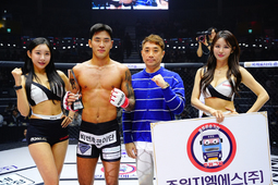 주원지엘에스 안종원 전무, 승리한 박시원에게 트로피 시